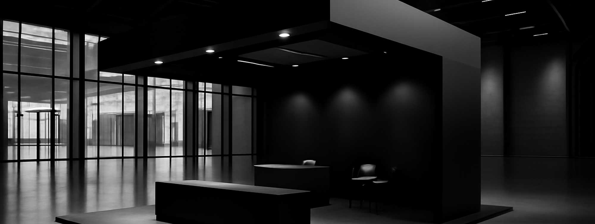Photo noir et blanc d'un hall d'exposition avec un stand luxueux et epuré au premier plan