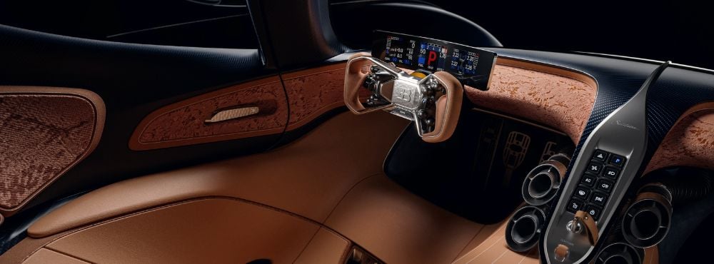 Intérieur de Bugatti Destrier avec volant central et tableau de bord numérique