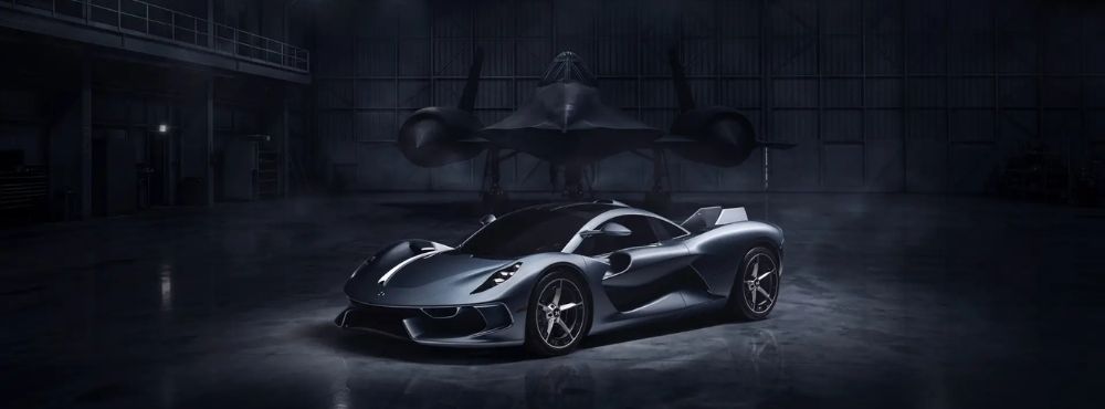 Hennessey Blackbird supercar présentée dans un studio avec un avion en arrière-plan