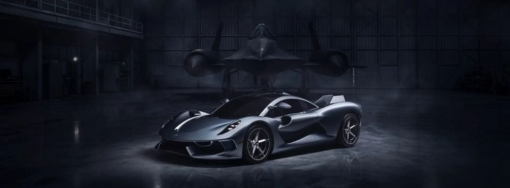 Hennessey Blackbird supercar présentée dans un studio avec un avion en arrière-plan