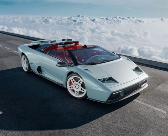 Eccentrica supercar présentée sur une route au-dessus des nuages