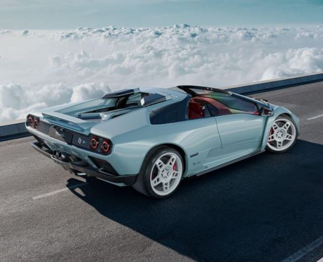 Eccentrica supercar présentée sur une route au-dessus des nuages