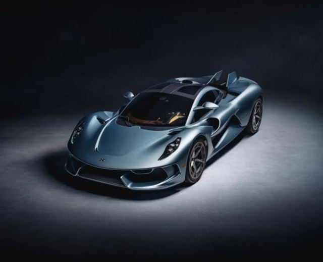 Hennessey Blackbird supercar présentée dans un studio avec un avion en arrière-plan