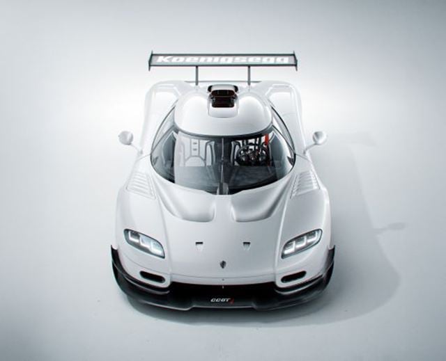 Koenigsegg CCGT blanche vue de face en studio