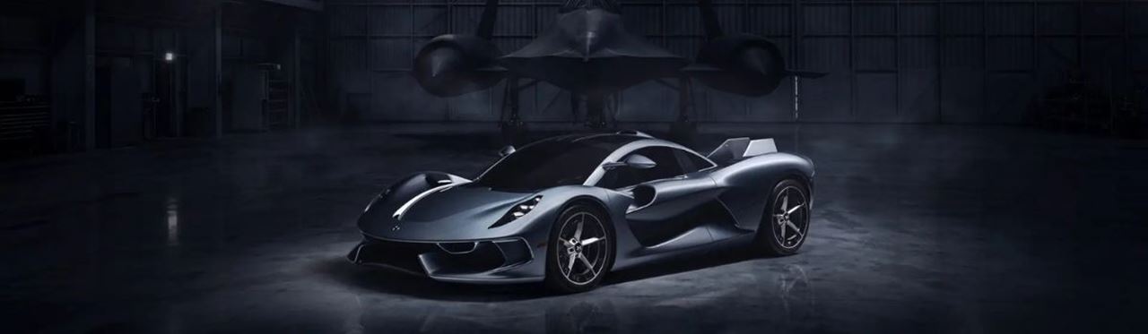 Hennessey Blackbird supercar présentée dans un studio avec un avion en arrière-plan