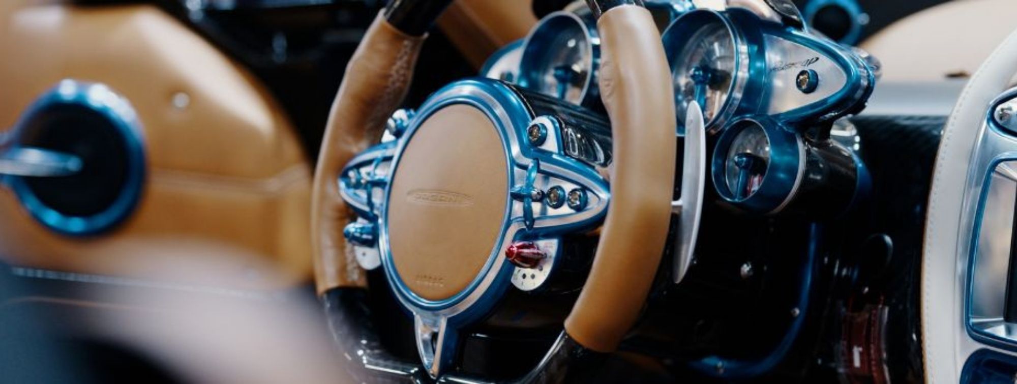 Intérieur de Pagani Roadster avec volant et détails de finition premium