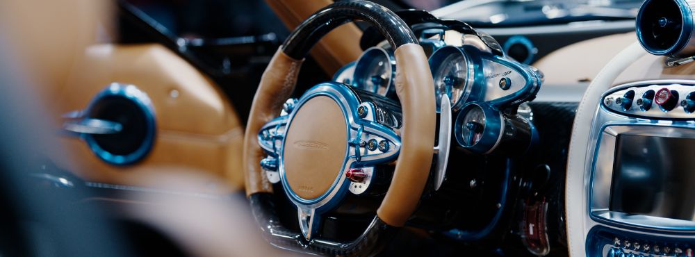 Intérieur de Pagani Roadster avec volant et instrumentation haut de gamme