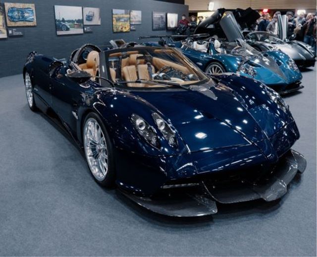 Pagani Roadster exposée lors d’un événement automobile