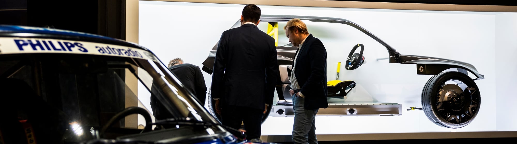 Monsieur tendant son ticket pour rentrer dans le salon à l'hotesse