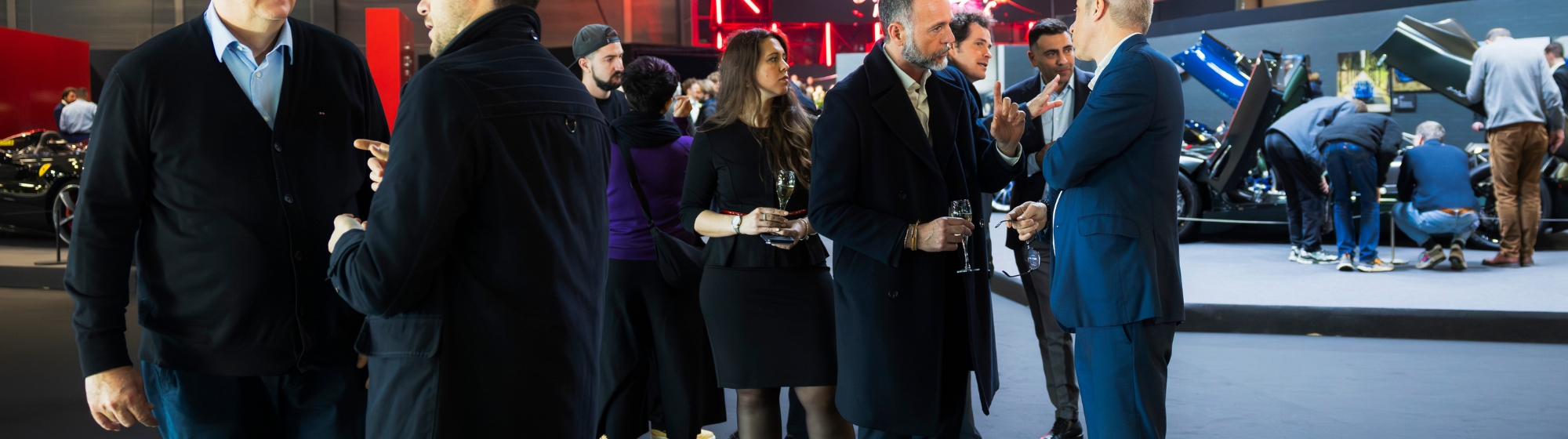 Groupe de personnes regardant leurs tickets pour l'événement