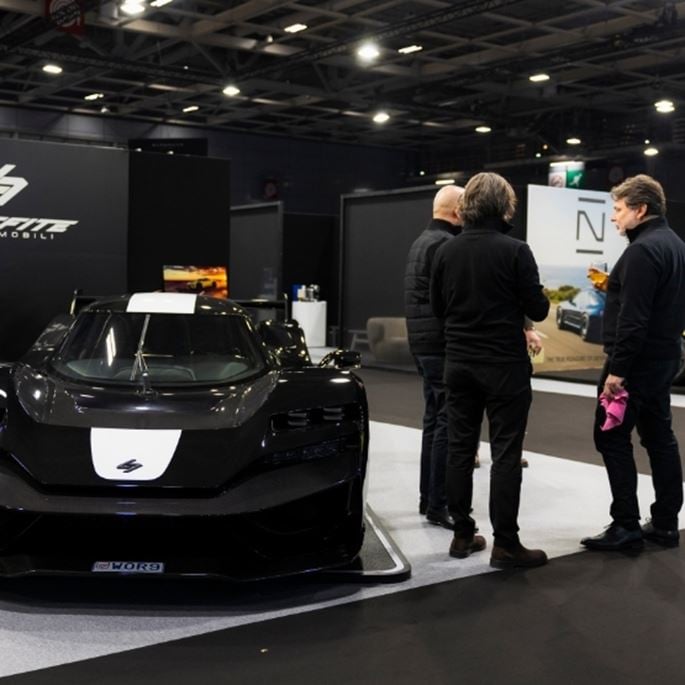 Trois personnes en train d'acheter une voiture