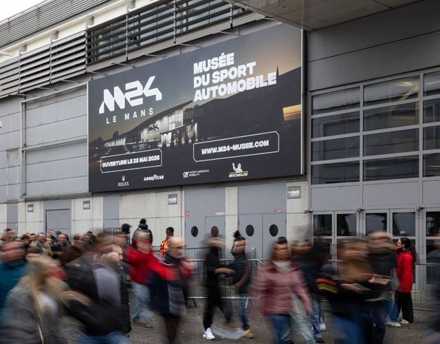 Affiche du Musée du Sport Automobile M24 du Mans visible à l’extérieur d’un bâtiment