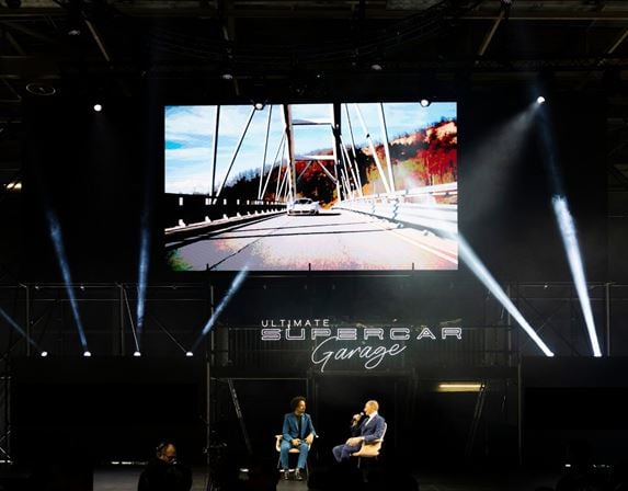 Scène Live Ultimate Supercar Garage avec un écran géant et une conférence dédiée aux supercars