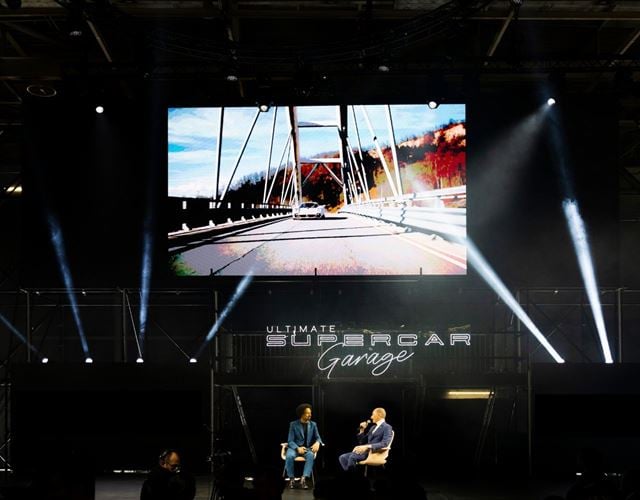 Scène Live Ultimate Supercar Garage avec un écran géant et une conférence dédiée aux supercars