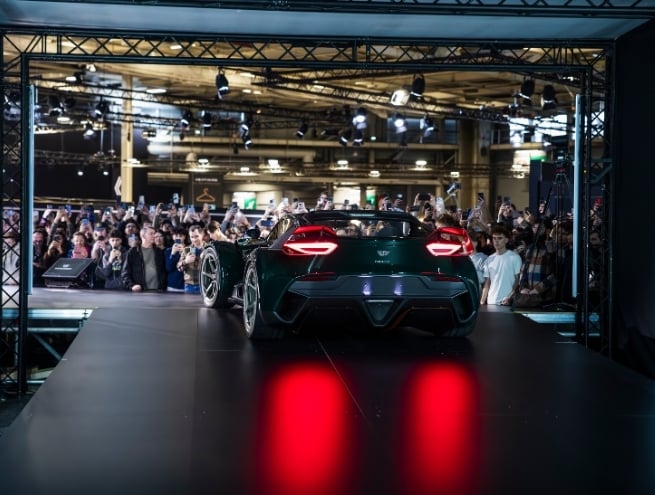 entrée d'une voiture sur la scène live