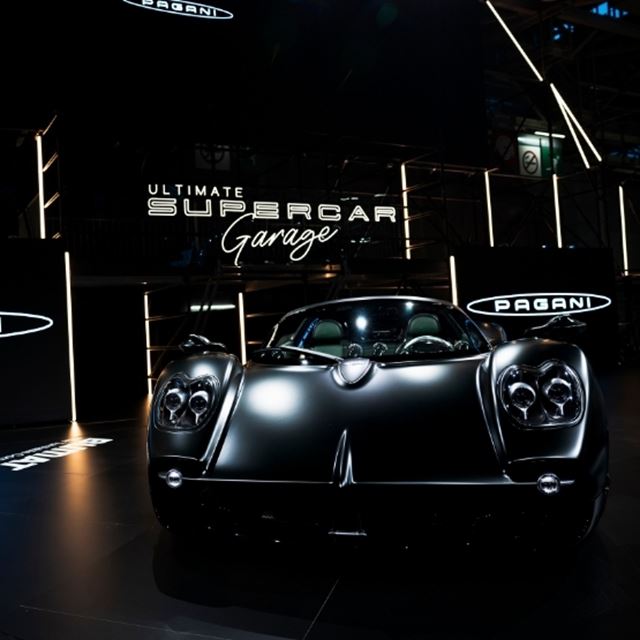 Photo d'une Pagani, éclairé avec intensité, mettant en scène la supercar rare