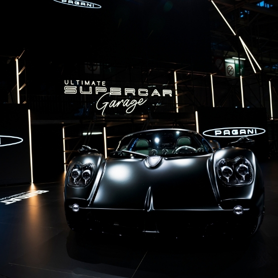 Photo d'une Pagani, éclairé avec intensité, mettant en scène la supercar rare