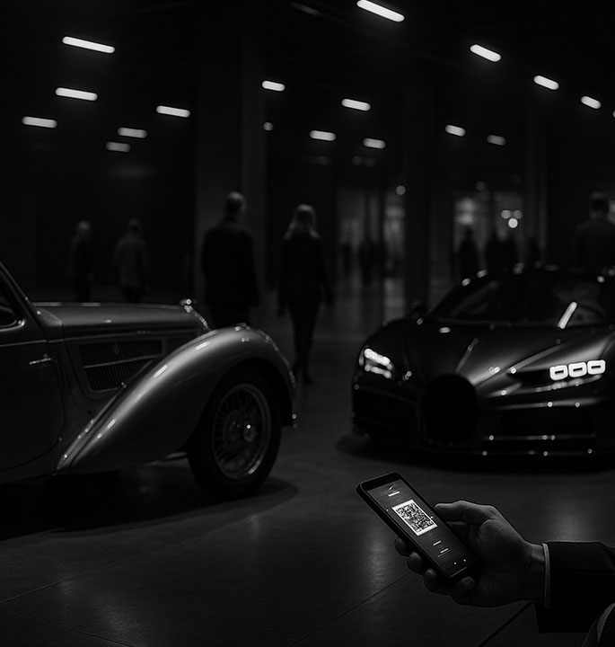 Photo en noir et blanc d’une voiture de collection et d’une supercar futuriste exposées côte à côte dans un salon automobile de luxe, illustrant l’alliance entre héritage et innovation.
