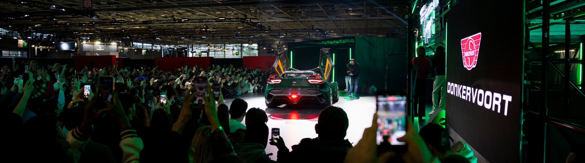 garage avec des neons montrant des supercars