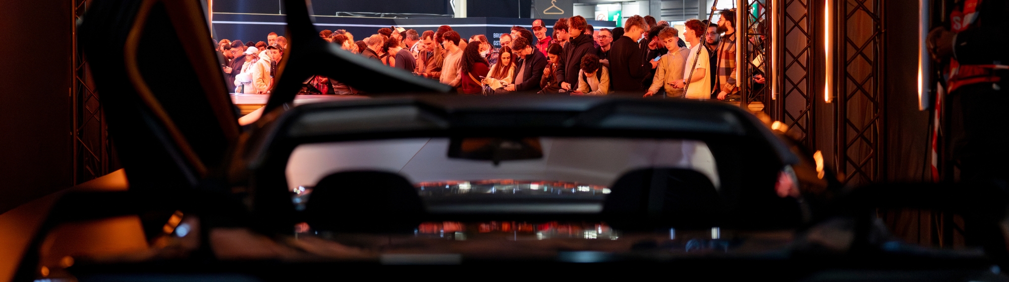 Supercar vue de profil sur fond noir