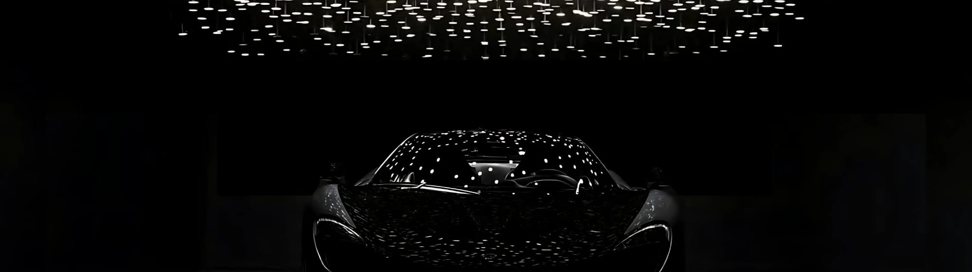 Voiture noir sur un fond noir avec un lustre