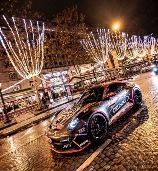Supercar sur l'avenue des Champs Elysées - Paris